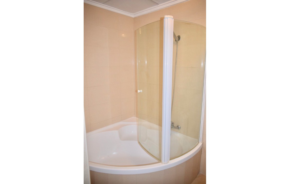 Large Bath on 1st floor´s Town House in Dona Pepa, Ciudad Quesada by www.alicanteholidaylets.com