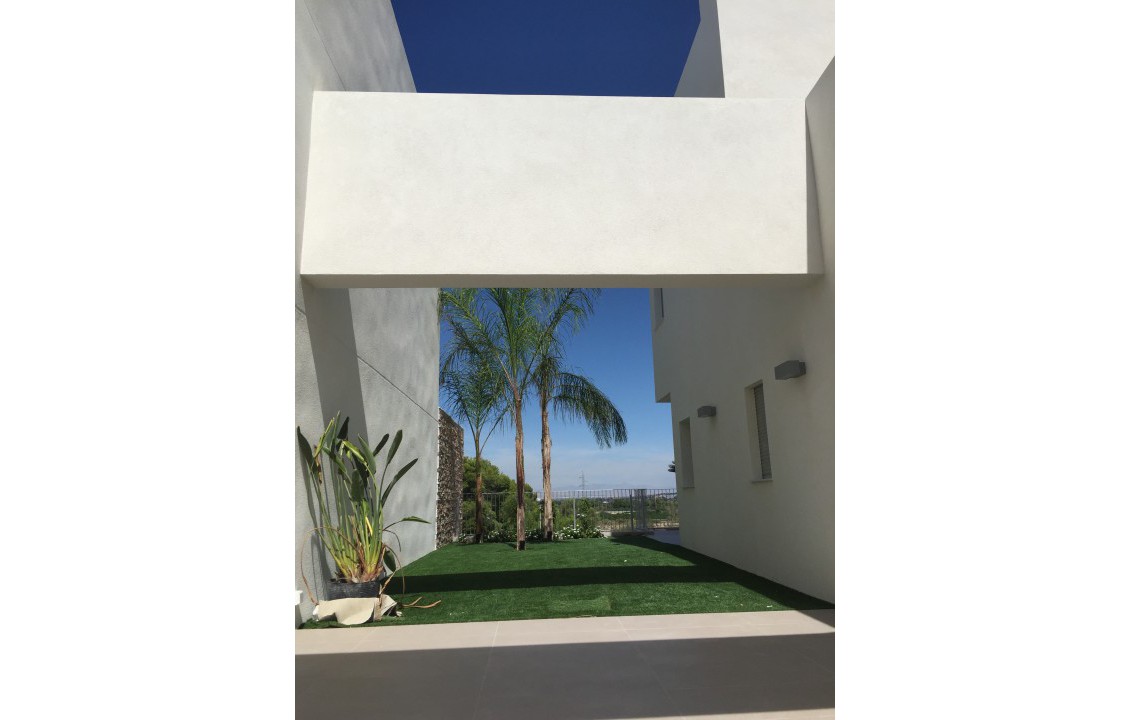 Villa in Ciudad Quesada for sale with Alicante Holiday lets, garden