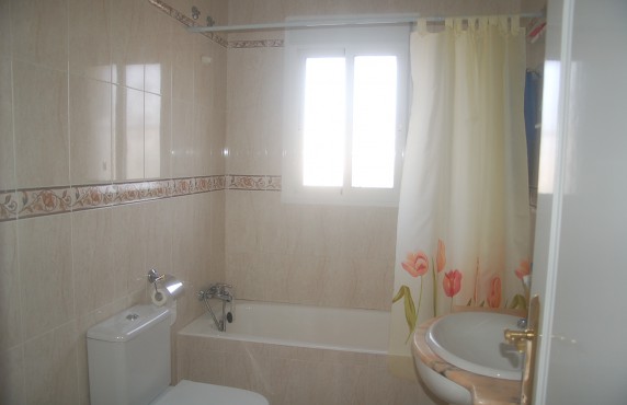 Bathroom.  Alicante Holiday Lets. Cuidad Quesada