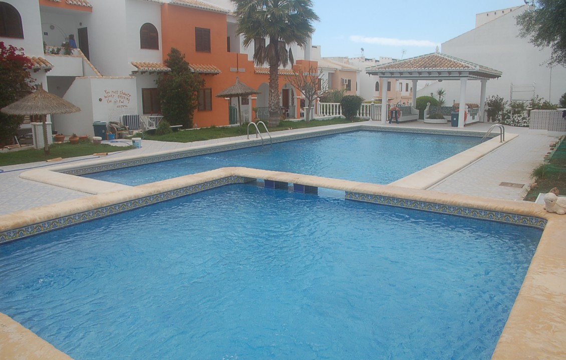 Community swimming pool.  Alicante Holiday Lets. Ciudad Quesada