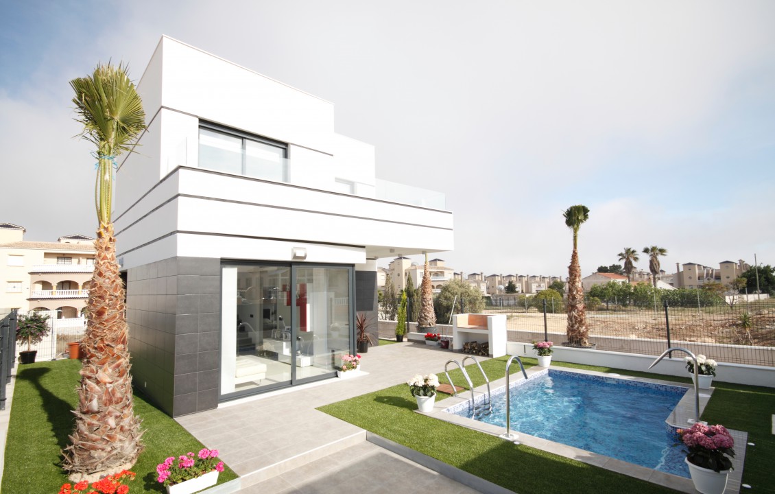 detached villa and swimming poo. Alicante holiday lets